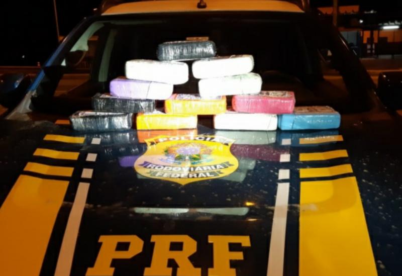 PRF apreende 12 Kg de cocaína dentro de estepe de carro durante abordagem na BR 116 em Jequié (BA)