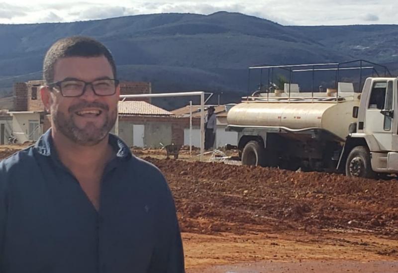 Brumado: Rey de Domingão acompanha obra de patrolamento e nivelamento do campo Bela Vista, no bairro São Félix
