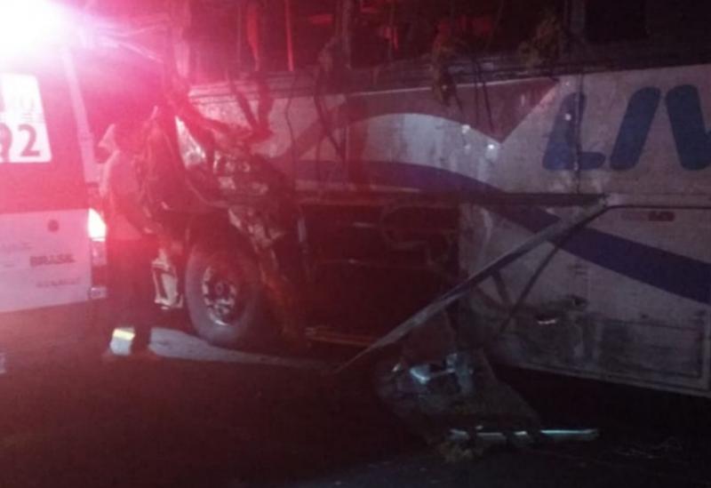 Três universitários e um motorista morrem após acidente envolvendo ônibus e caminhão na BR-030, entre Guanambi e Caetité 