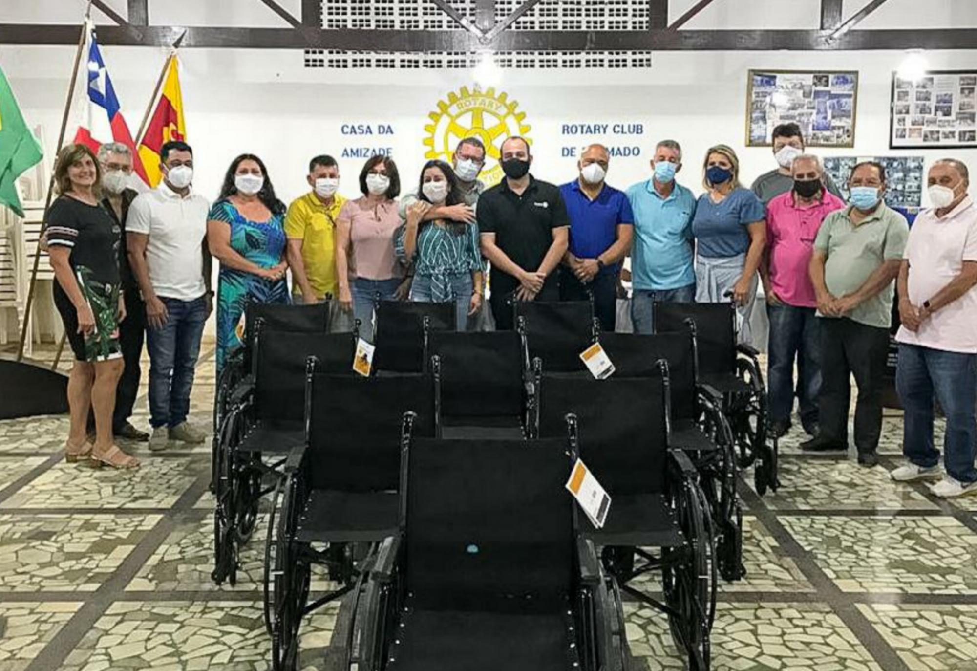 Rotary Clube de Brumado realiza entrega de cadeiras de rodas para atender o banco de cadeiras da Casa da Amizade