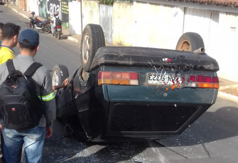 Brumado: motorista perde controle da direção e capota carro na Avenida João Paulo I