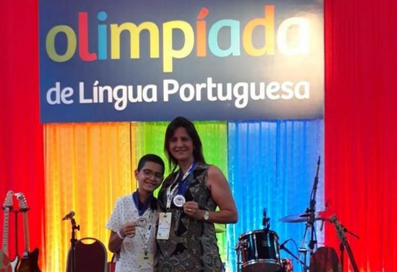 Brumado: aluno da Escola Clarice Morais participa da semifinal da Olimpíada de Língua Portuguesa e conquista a medalha de prata no concurso