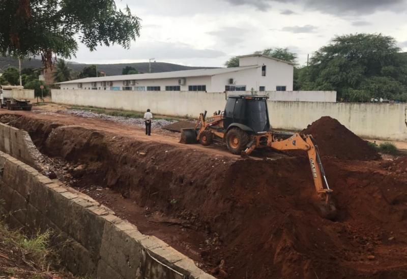 Brumado: Empreiteiro garante a Vereadores que reestruturação em obra de canalização do Riacho do Bufão será realizado sem prejuízos ao erário público