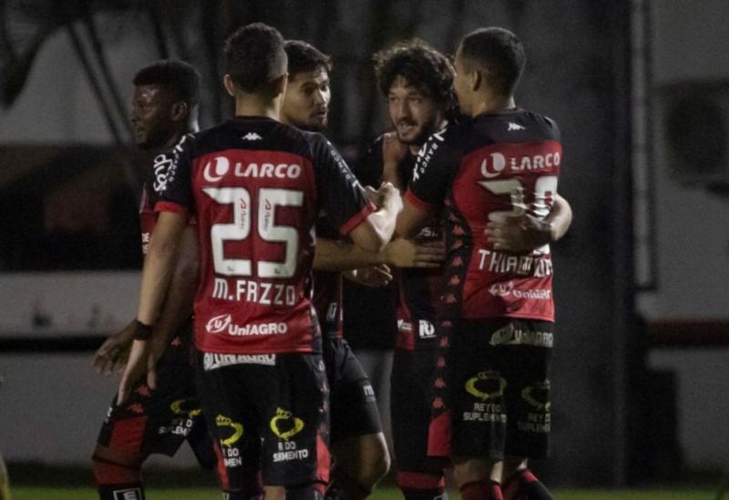 Vitória reencontra caminho da vitória ao golear o Figueirense no Barradão