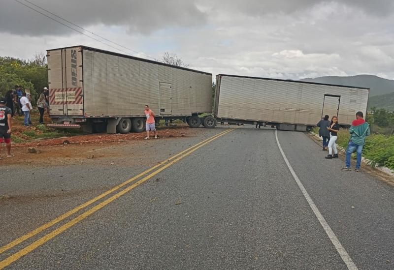 Carreta Bitrem interditou os dois sentidos da BA-262 na Serra dos Pombos