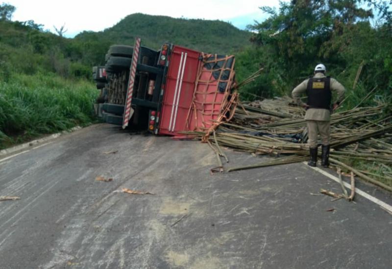 Motorista fica ferido após caminhão tombar na via entre Ituaçu e Barra da Estiva