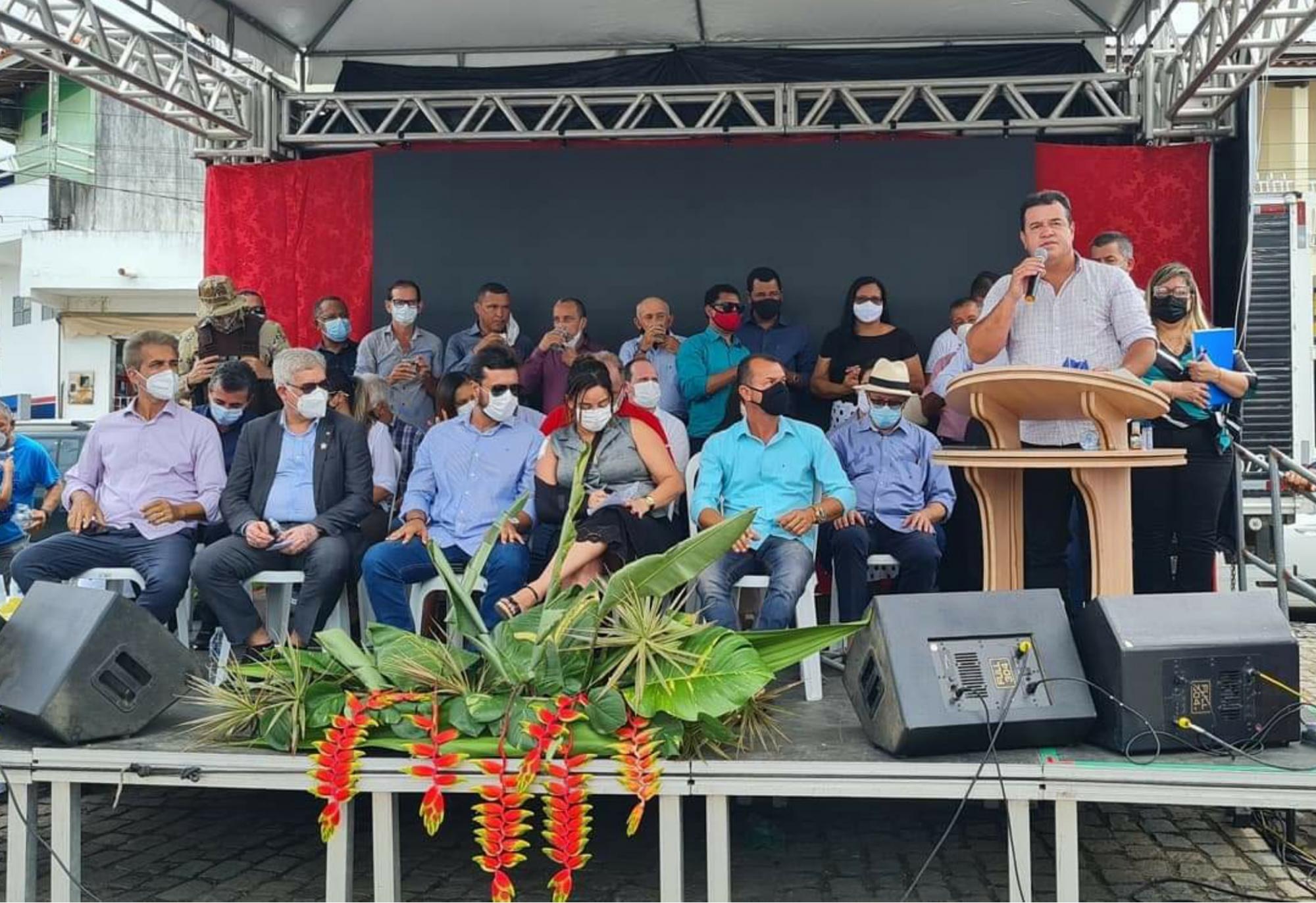 Deputado Marquinho Viana em Rafael Jambeiro na autorização de obras do mercado municipal e requalificação da feira livre