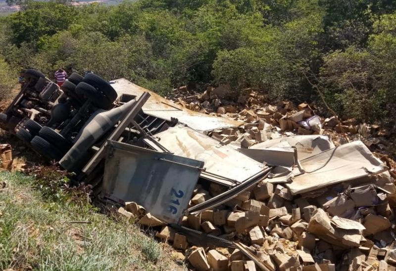 Motorista morre após caminhão baú tombar na BA-142 em Ituaçu 