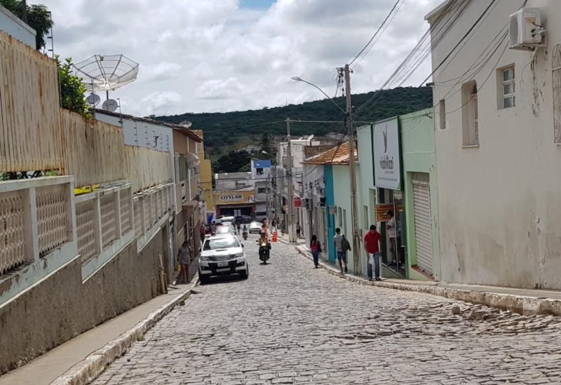 Estabelecimentos são arrombados no centro comercial de Brumado 