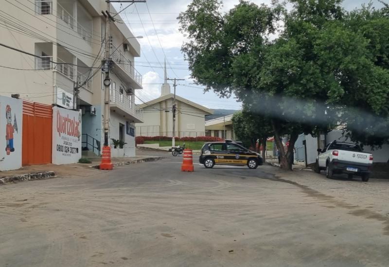 Brumado: SMTT está instalando semáforo na Avenida João Paulo I, com a Rua Rio de Contas