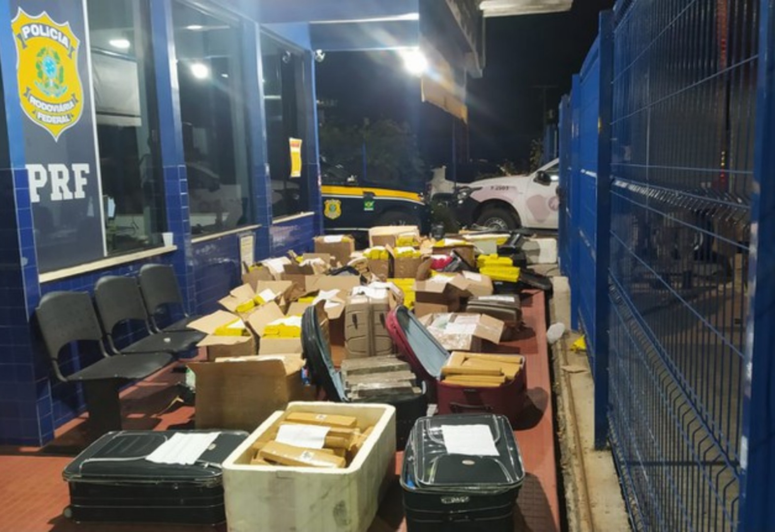 Fuzil, submetralhadoras, maconha, cocaína, ecstasy e crack. PRF/BA realiza grande apreensão de armas e drogas em Iramaia