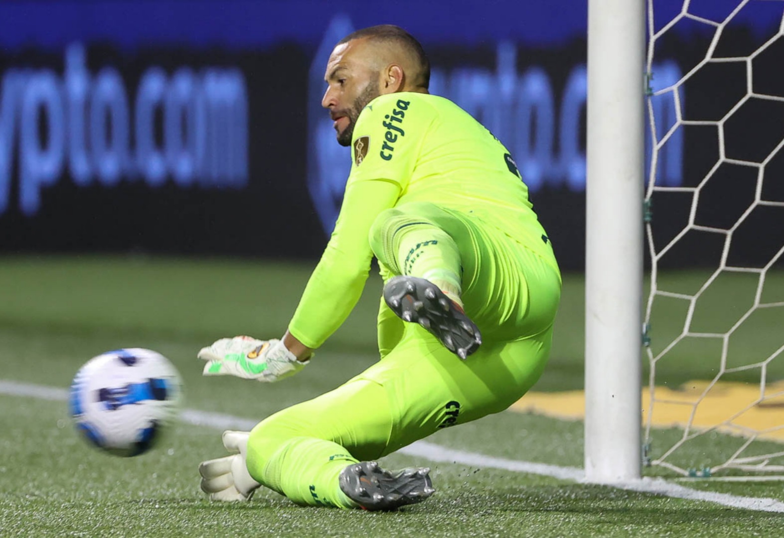 Com dois a menos, Palmeiras segura empate e se classifica nos pênaltis