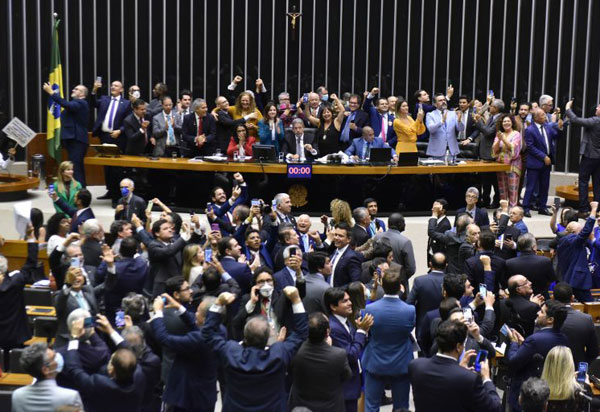 Deputados aprovam projeto que cria piso salarial da enfermagem