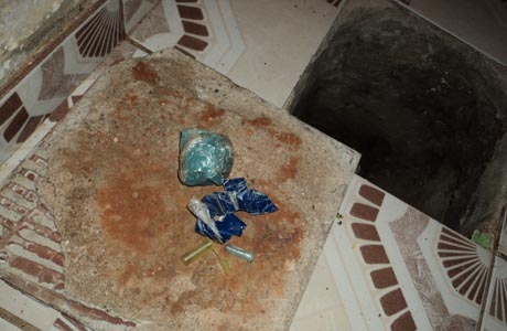 BRUMADO: PETO APREENDE DROGAS EM PISO FALSO