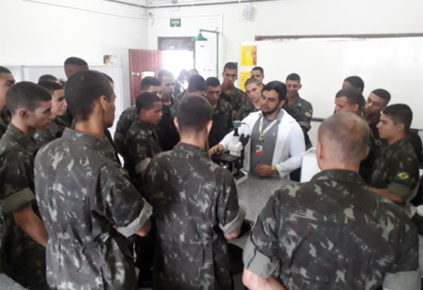Faculdade Pitágoras de Brumado realiza instrução em laboratórios de engenharia para o Tiro de Guerra 06-024
