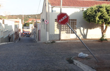 Brumado: Crianças danificam placa de trânsito
