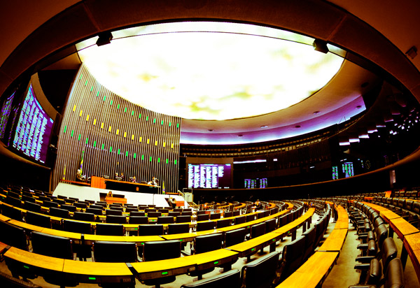 Deputados Federais eleitos tomam posse nesta sexta-feira