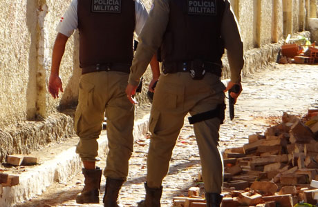 Bandidos assaltam farmácia e esquecem celular com fotos deles