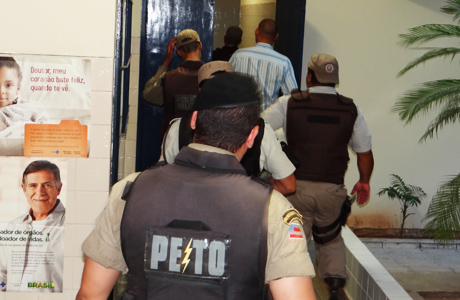 BRUMADO: PRINCÍPIO DE MOTIM NA DELEGACIA É CONTIDO