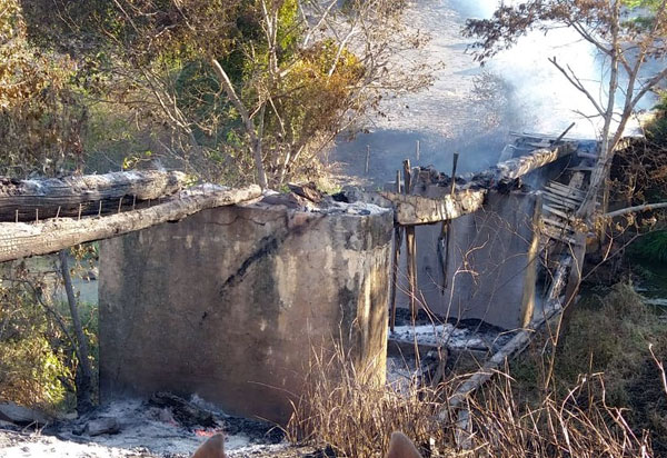 Caatiba: incêndio na zona rural destruiu ponte e deixou moradores de fazendas isolados