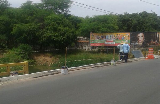 Brumado: Ponte do Rio do Antônio na Avenida Coronel Santos está sendo recuperada