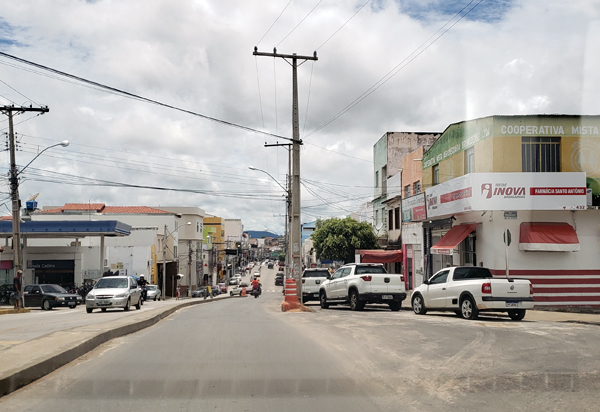 Brumado: postes nas Avenidas Centenário e Antônio Mourão Guimarães preocupa populares: 'podem causar acidentes'