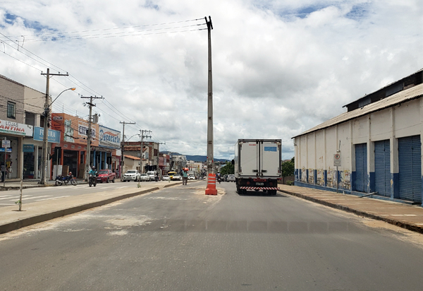 Brumado: postes nas Avenidas Centenário e Antônio Mourão Guimarães preocupa populares: 'podem causar acidentes'