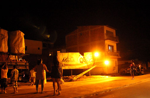 Brumado: Ao fazer manobra caminhão derruba poste na Avenida João Paulo I