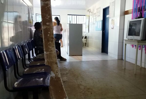 Brumado: parte do forro do teto da UBS do bairro Baraúnas desaba e local requer reparos 