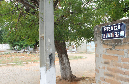 Brumado: Moradores cobram a construção da Praça Lauro Farani