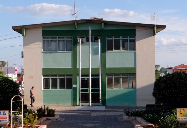 Prefeito de Tanhaçu tem contas aprovadas com ressalvas e é multado em R$ 12 mil pelo TCM