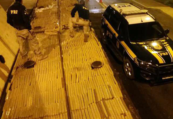 PRF apreende mais de uma tonelada de maconha em caminhão que trasportava carga de esterco na BR 116