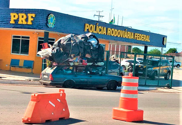 Perigo na estrada: PRF fagra carro transitando na rodovia com mudança no teto e lotação excedente