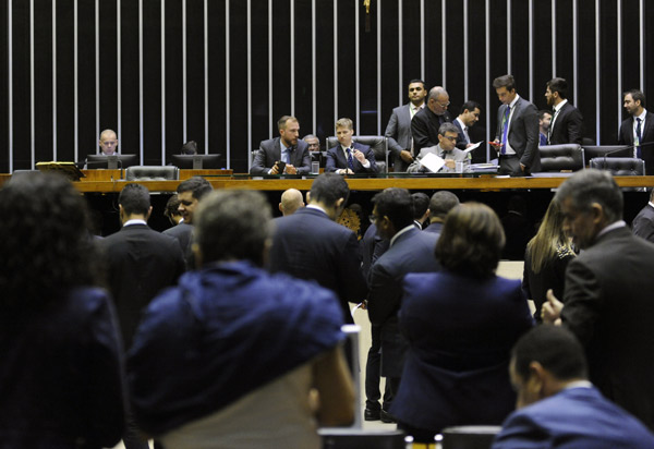Proposta de aposentadoria dos militares divide deputados