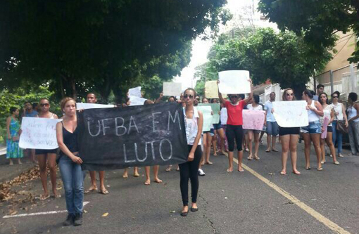 Estudantes fazem protesto por morte de aluno brumadense