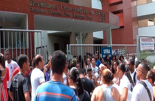 Salvador: Grupo de estudantes caminha para lembrar morte de Charles Muller