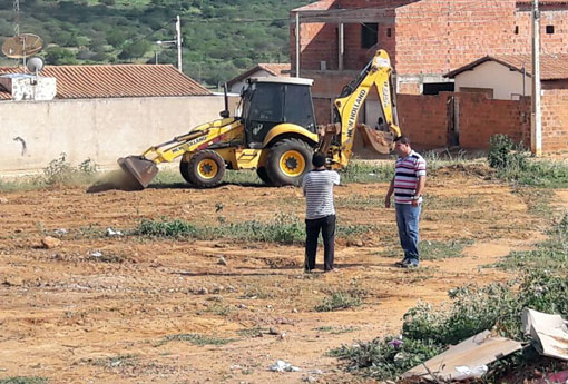 Brumado: após empenho do vereador Rey de Domingão, praça do Bairro Jardin de Alah é capinada