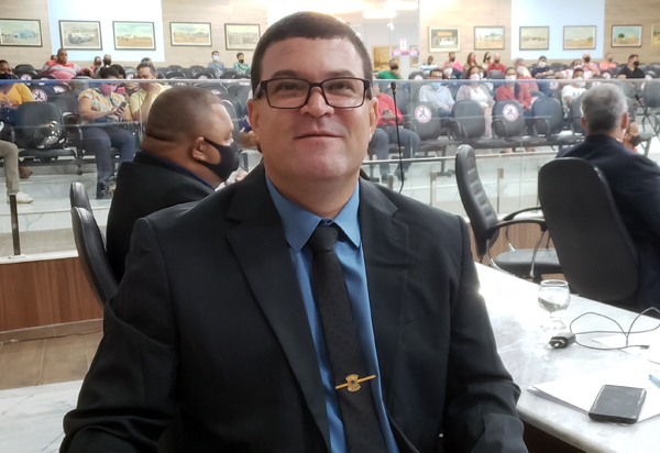 Brumado: Promulgada lei que autoriza município a fazer doação de óculos de grau e uniformes para alunos da rede municipal