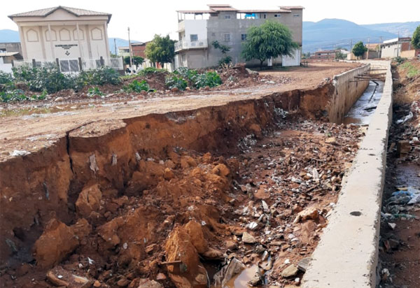 Muro de canal do Riacho do Bate Pé cai após chuvas em Brumado