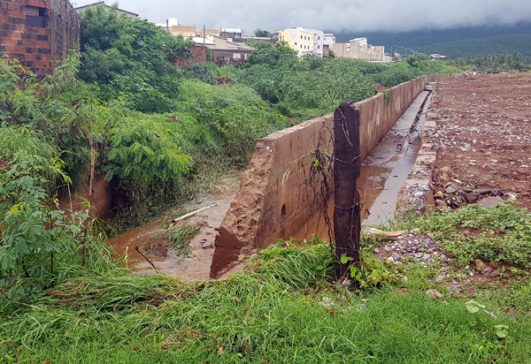Brumado: parte de muro de arrimo onde foi construída a galeria no Riacho do Bufão volta a cair 