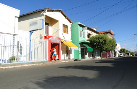 BRUMADO: DUAS LOJAS DE CELULARES ASSALTADAS