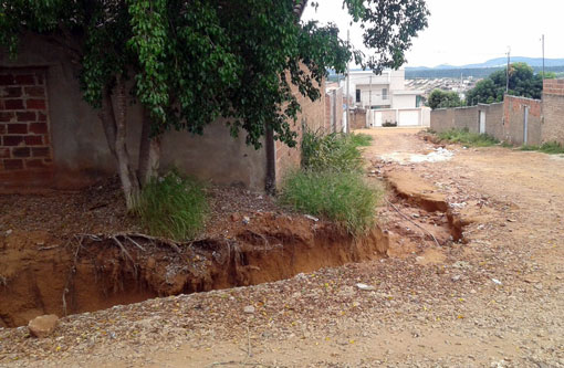 Você Repórter: buraco de 2 m de profundidade preocupa moradores da Rua Dr. José Álvaro Dantas