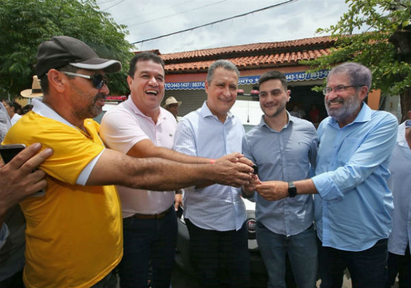 Em Caraíbas, Rui entrega pavimentação da BA-625 na primeira agenda do ano no interior