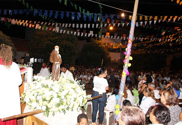 Fiéis celebram a festa de Santo Antônio em Brumado