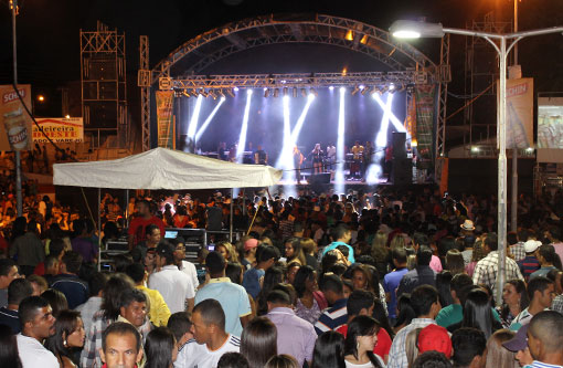 Fotos: 2ª noite do São Pedro do Bairro Olhos D'Água em Brumado