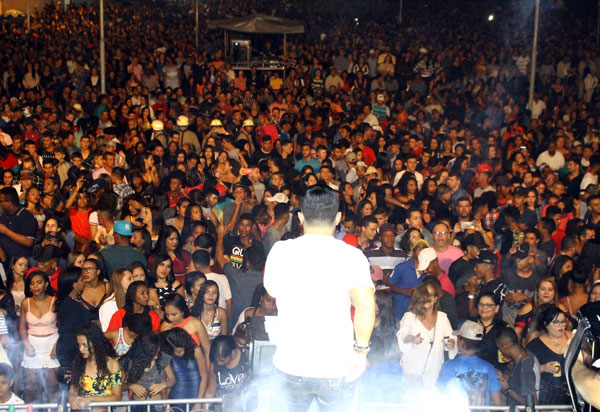 Segunda noite do São Pedro do Bairro Olhos D'água teve show de Jorginho, Fann Estourado e Seu Maxixe; veja as fotos