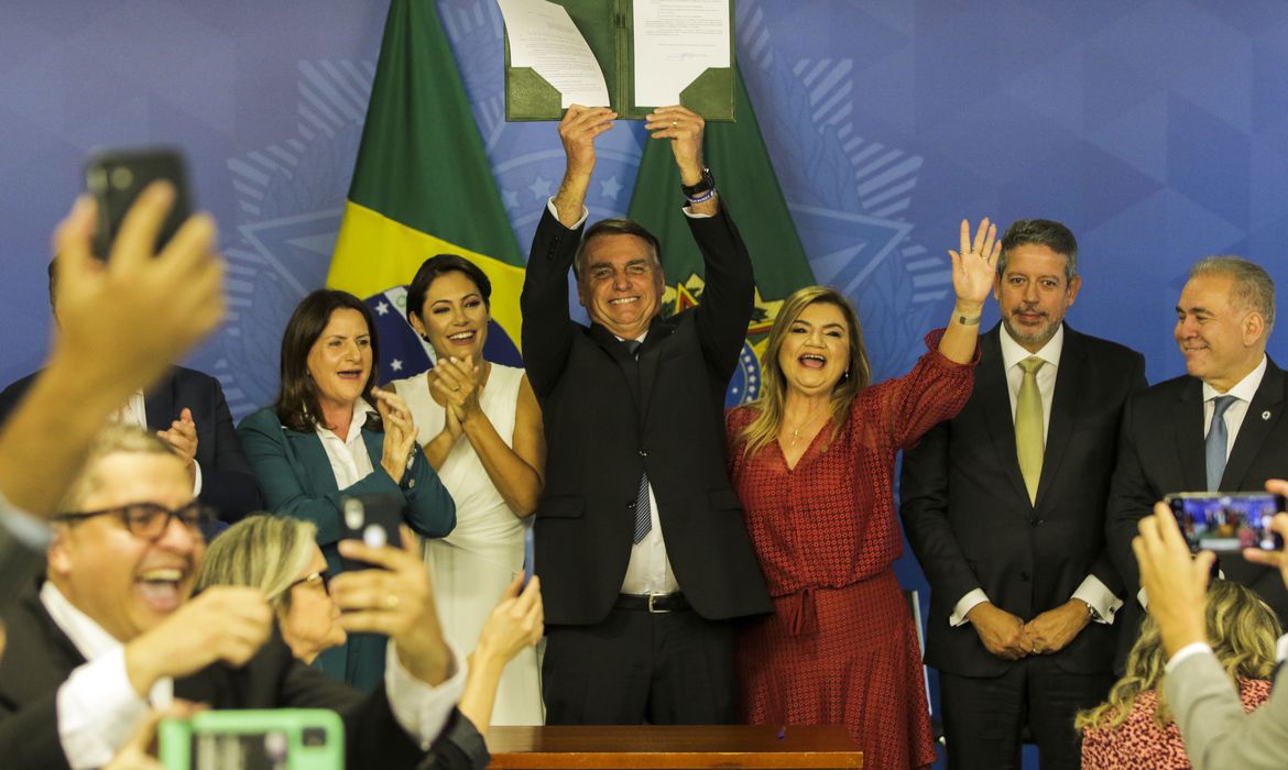 Presidente Bolsonaro sanciona piso para enfermagem sem reajuste automático