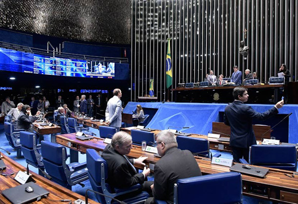 Senadores reagem e projeto que atingiria a Lei da Ficha Limpa é arquivado