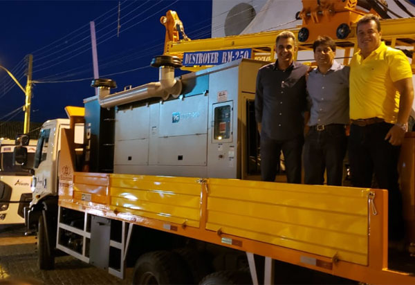 Aracatu: evento marca entrega de perfuratriz para poços artesianos e uma caçamba à população 