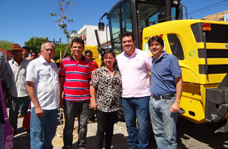 Aracatu: Sérgio Maia apresenta veículos adquiridos à população